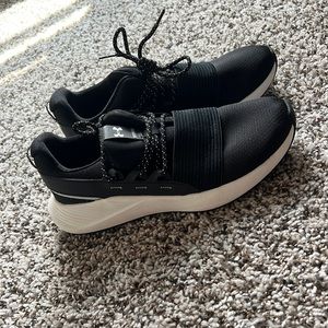 WOMENS UNDER ARMOUR GYM SHOES